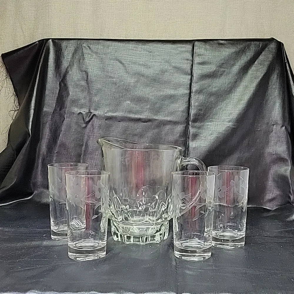 ‎Vintage set of 4 etched drinking glasses and pitcher
